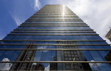 Imagem: O depósito possui 2 Vagas na garagem e 242m² de Área e está