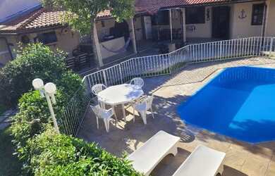 Imagem: A casa possui 3 Dormitórios, Acomodam 12 pessoas e 3 Vagas