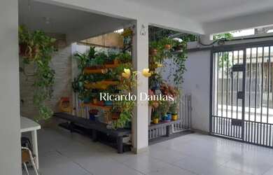 Imagem: A casa possui 5 Dormitórios, 4 Banheiros, 1 Vaga na garagem