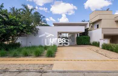 Imagem: A casa em condomínio possui 4 Dormitórios, 3 Banheiros, 4