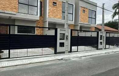 Imagem: A casa possui 3 Dormitórios, 2 Banheiros, 2 Vagas na garagem