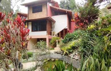 Imagem: A casa possui 1 Dormitório, 1 Banheiro, 1 Vaga na garagem