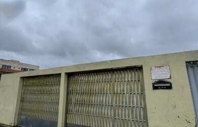 Imagem: A casa possui 3 Dormitórios, 1 Banheiro, 4 Vagas na garagem