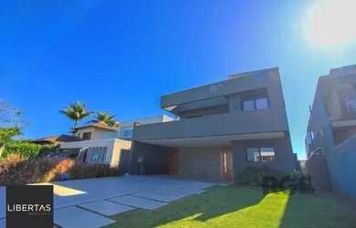 Imagem: A casa em condomínio possui 4 Dormitórios, 4 Banheiros, 2