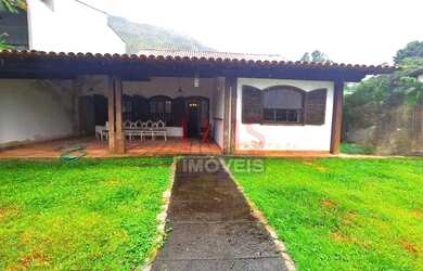 Imagem: A casa possui 3 Dormitórios, 3 Banheiros, 4 Vagas na garagem