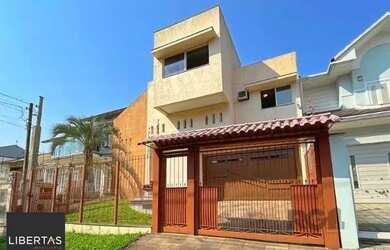 Imagem: A casa possui 4 Dormitórios, 2 Banheiros, 3 Vagas na garagem