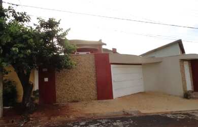 Imagem: A casa possui 4 Dormitórios, 5 Banheiros, 3 Vagas na garagem