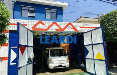 Imagem: O depósito possui 3 Vagas na garagem, 240m² de Área e está