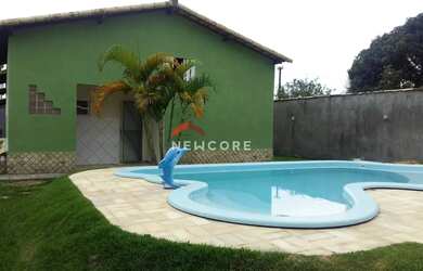 Imagem: A casa possui 3 Dormitórios, 3 Banheiros, 2 Vagas na garagem