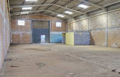 Imagem: O depósito possui 4 Vagas na garagem, 870m² de Área e está