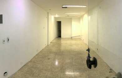 Imagem 2: Galeria para venda tem 29 metros quadrados em Copacabana - Rio de Janeiro...