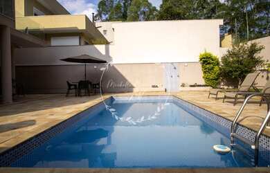 Imagem: A casa em condomínio possui 4 Dormitórios, 5 Banheiros, 4