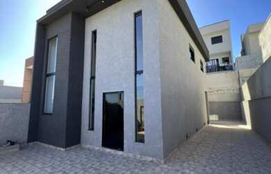 Imagem: A casa possui 3 Dormitórios, 2 Banheiros, 3 Vagas na garagem