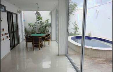 Imagem: A casa em condomínio para alugar possui 5 Dormitórios, 5 Banheiros