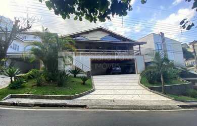 Imagem: A casa em condomínio possui 4 Dormitórios, 3 Banheiros, 3