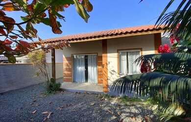 Imagem: A casa possui 3 Dormitórios, 2 Banheiros e está localizado