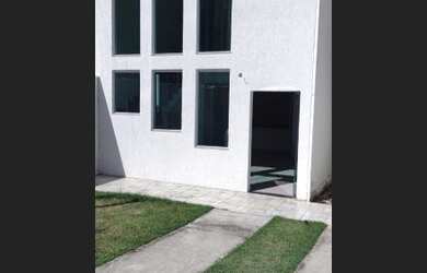 Imagem: A casa possui 3 Dormitórios, 2 Banheiros, 2 Vagas na garagem