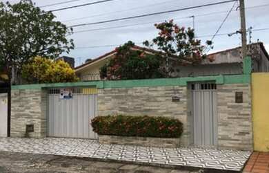 Imagem: A casa possui 3 Dormitórios, 1 Banheiro, 1 Vaga na garagem