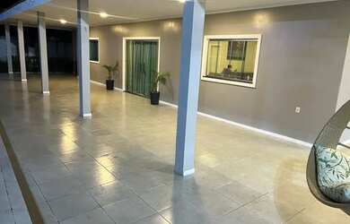 Imagem: A casa possui 3 Dormitórios, 4 Banheiros, 5 Vagas na garagem