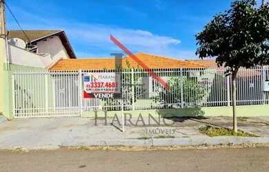 Imagem: A casa possui 3 Dormitórios, 1 Banheiro, 3 Vagas na garagem