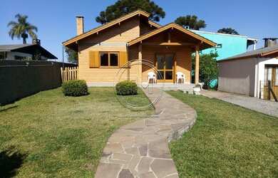 Imagem: A casa possui 3 Dormitórios, 2 Banheiros, 3 Vagas na garagem