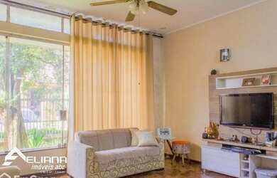 Imagem: A casa possui 3 Dormitórios, 2 Banheiros, 5 Vagas na garagem