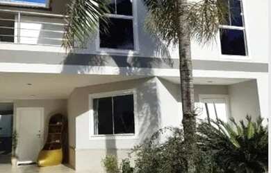 Imagem: A casa em condomínio possui 4 Dormitórios, 2 Banheiros, 3