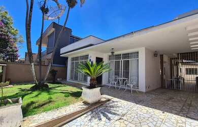 Imagem: A casa possui 3 Dormitórios, 3 Banheiros, 4 Vagas na garagem