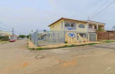Imagem: A casa possui 3 Dormitórios, 2 Banheiros, 2 Vagas na garagem