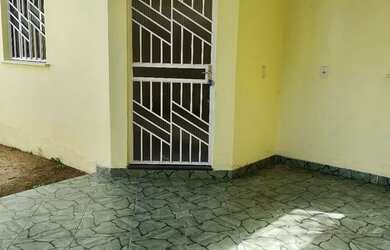 Imagem: A casa possui 2 Dormitórios, 1 Banheiro e 1 Vaga na garagem