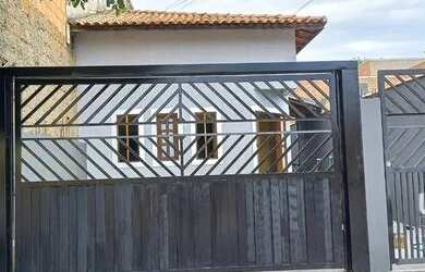 Imagem: A casa possui 4 Dormitórios, 1 Banheiro, 2 Vagas na garagem