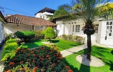 Imagem: A casa e possui 3 Dormitórios, Suítes, 2 Banheiros, 3 Vagas