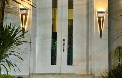 Imagem: A casa possui 4 Dormitórios, 3 Banheiros, 5 Vagas na garagem