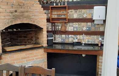 Imagem: A casa possui 4 Dormitórios, 5 Banheiros e está localizado