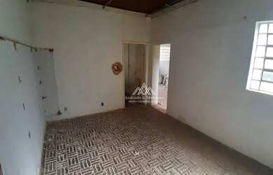 Imagem: A casa possui 3 Dormitórios, 1 Banheiro, 2 Vagas na garagem