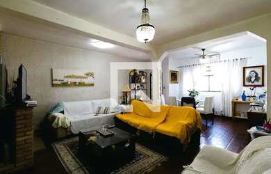 Imagem: A casa possui 3 Dormitórios, 3 Banheiros, 4 Vagas na garagem