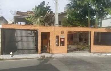 Imagem: A casa possui 3 Dormitórios, 2 Banheiros, 1 Vaga na garagem