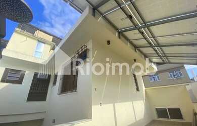 Imagem: A casa possui 4 Dormitórios, 3 Banheiros, 3 Vagas na garagem