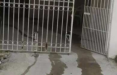 Imagem: A casa possui 2 Dormitórios, 1 Banheiro, 1 Vaga na garagem