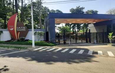 Imagem: A casa em condomínio possui 5 Dormitórios, 5 Banheiros, 5