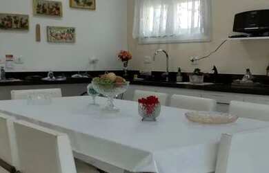 Imagem: A casa possui 3 Dormitórios, 3 Banheiros, 4 Vagas na garagem