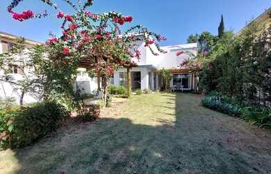 Imagem: A casa em condomínio possui 3 Dormitórios, 3 Banheiros, 4