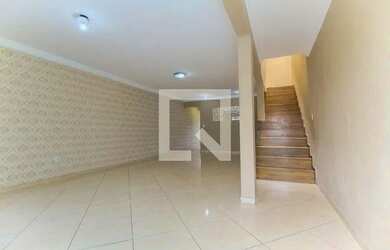 Imagem: A casa possui 3 Dormitórios, 2 Banheiros, 5 Vagas na garagem