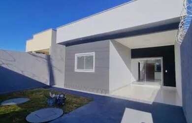 Imagem: A casa possui 3 Dormitórios, 2 Banheiros, 2 Vagas na garagem