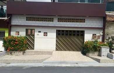 Imagem: A casa possui 2 Dormitórios, 2 Banheiros, 2 Vagas na garagem