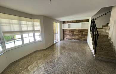 Imagem: A casa em condomínio possui 4 Dormitórios, 5 Banheiros, 3