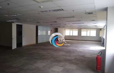 Imagem: O depósito possui 5 Vagas na garagem, 1.015m² de Área e