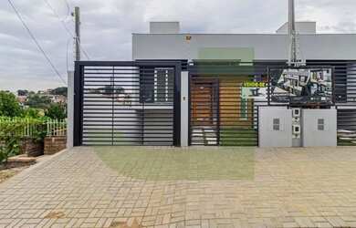 Imagem: A casa possui 3 Dormitórios, 1 Banheiro, 1 Vaga na garagem