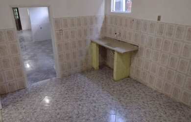 Imagem: A casa possui 4 Dormitórios, 2 Banheiros, 1 Vaga na garagem