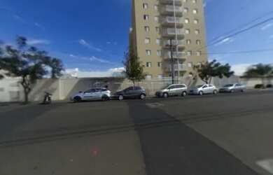 Imagem: O apartamento possui 3 Dormitórios, 1 Banheiro, 2 Vagas na